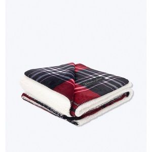 Warm, fuzzy Victoria Secret Sherpa Blanket / Throw